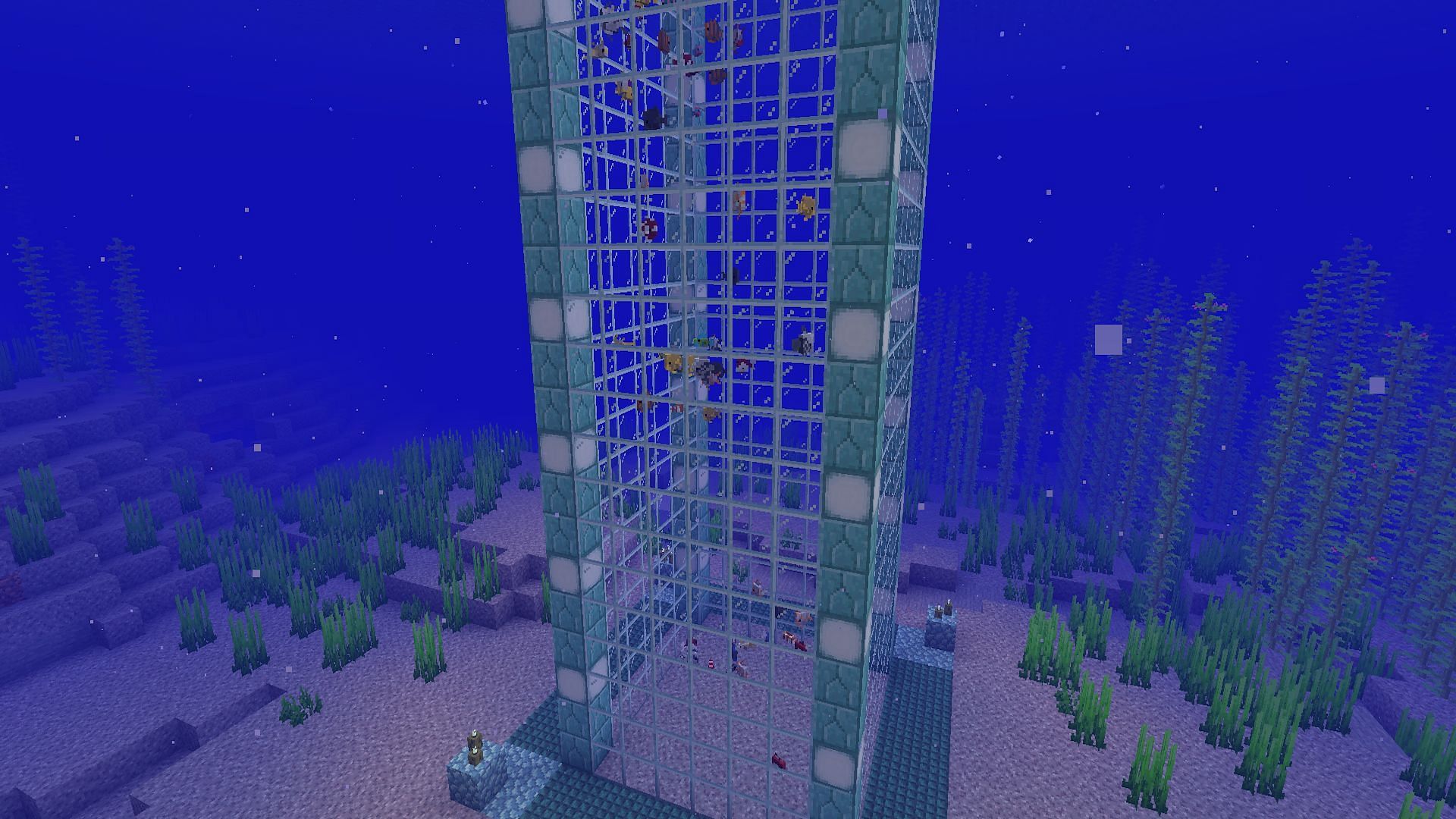 Many different tropical fish in a vertical fish tank (Image via Mojang)