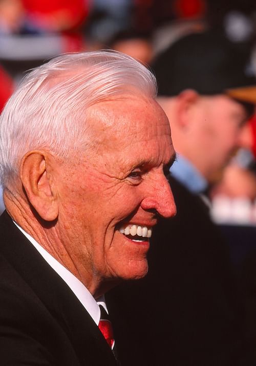 Former Essendon Bomber VFL player Dick Reynolds waves to the crowd