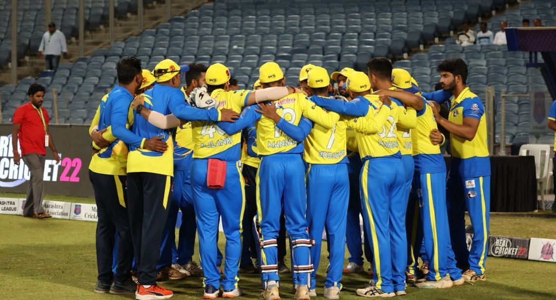 Eagle Nashik Titans in a huddle (Image Courtesy: www.mplt20.in)