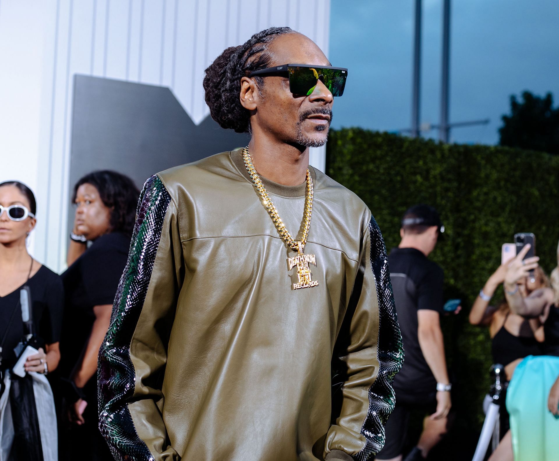 Snoop in 2022 wearing Death Row Record label chain (Image via Getty)