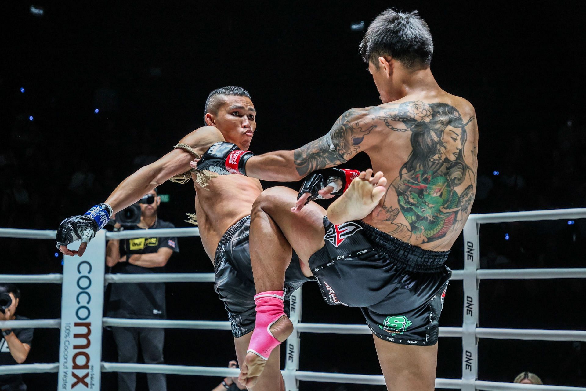 ET Wankhongohm MBK (left) in action against Mongkolkaew Sor Sommai at ONE Friday Fights 62.