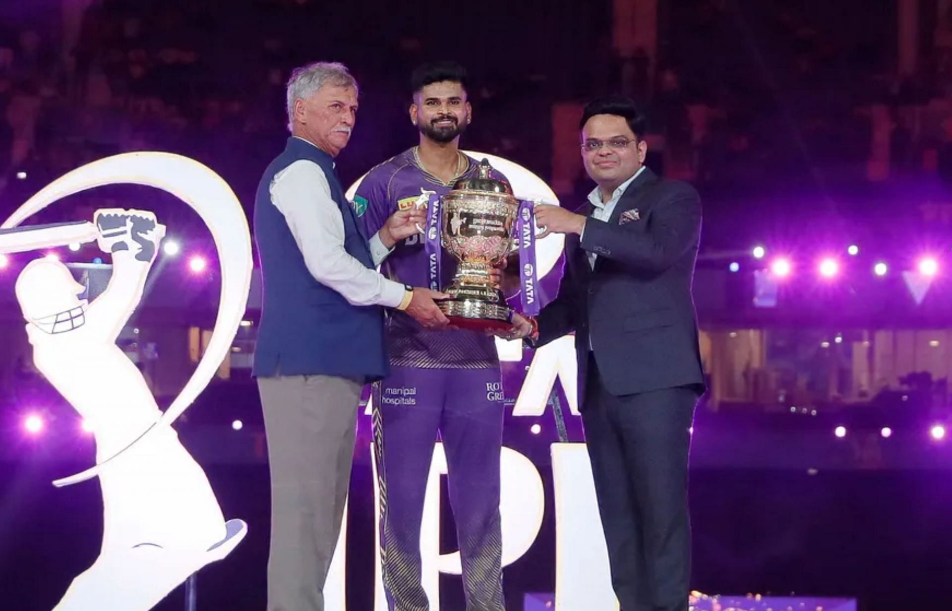 Shreyas Iyer recieving IPL 2024 trophy from BCCI dignitaries. (Image Credits: BCCI)