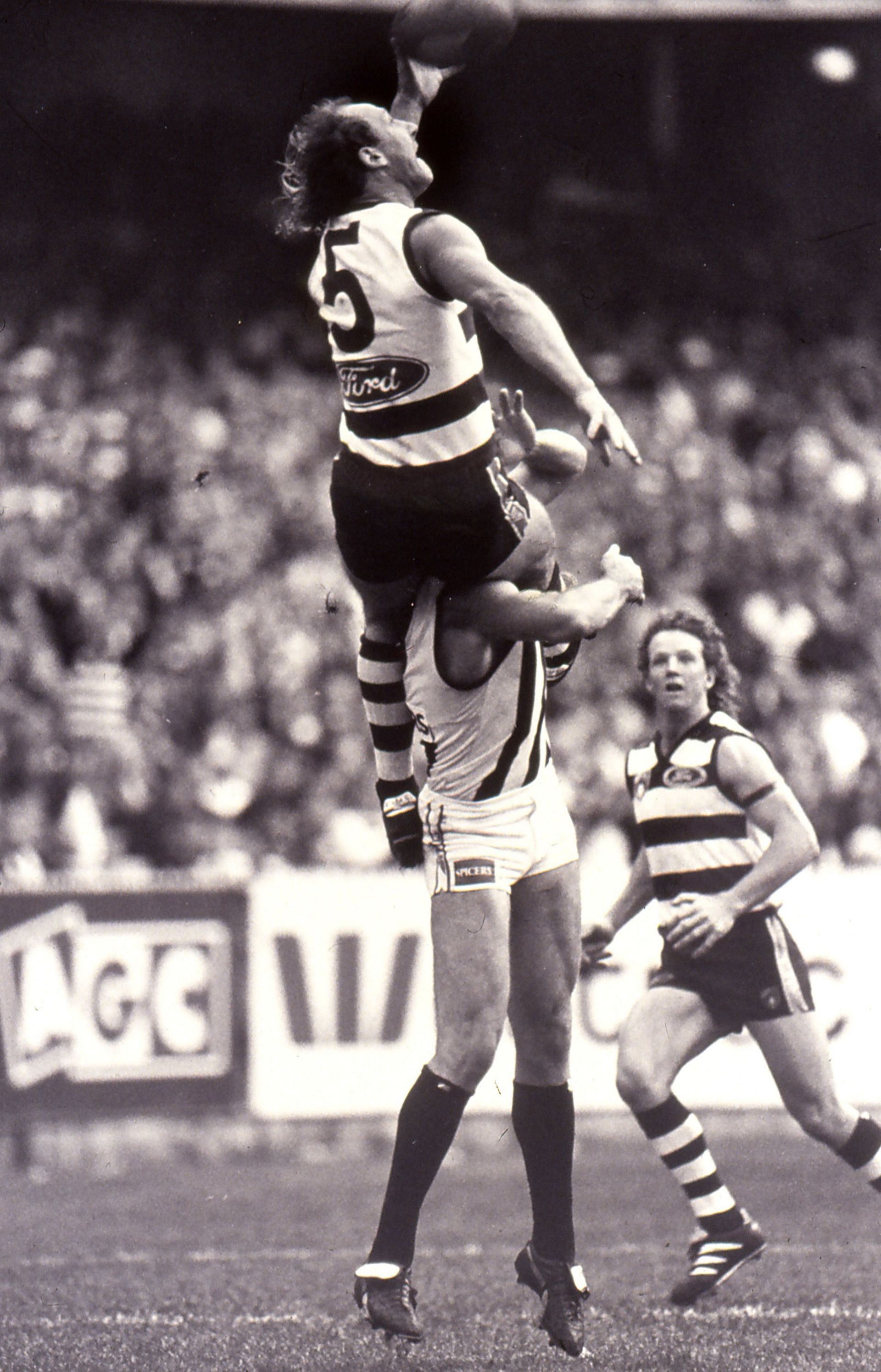 1994:Gary Ablett of the Cats marks over Gary Pert of the Magpies