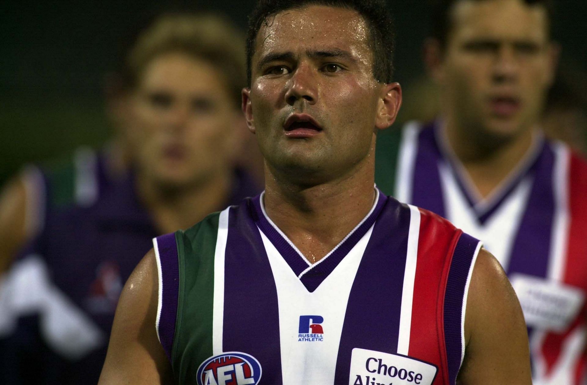 Peter Bell #32 for Fremantle leads his team off