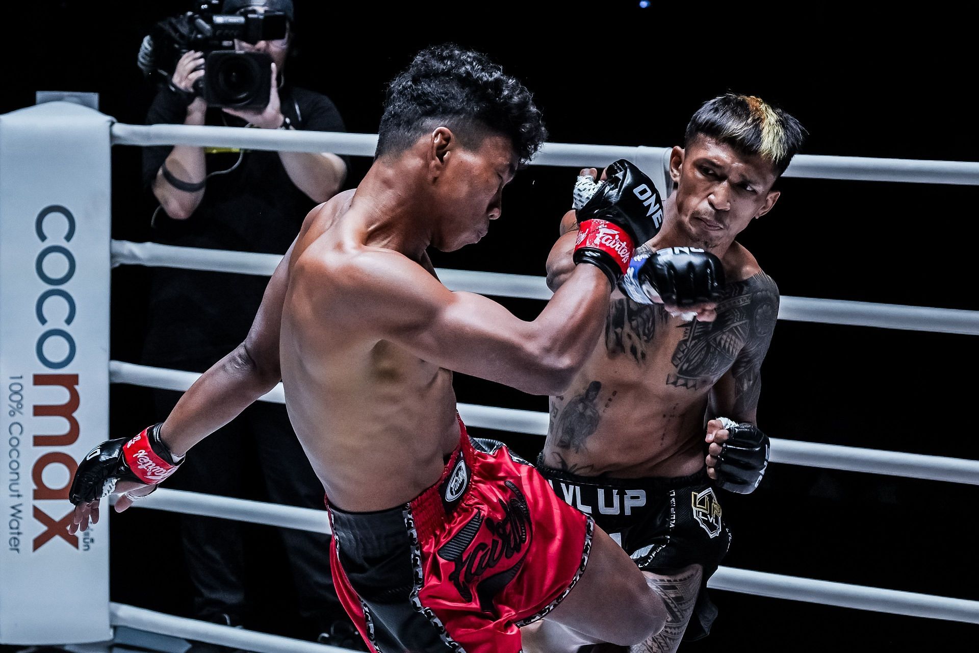 Duangsompong Jitmuangnon (right) capped off ONE Friday Fights 61 in style.