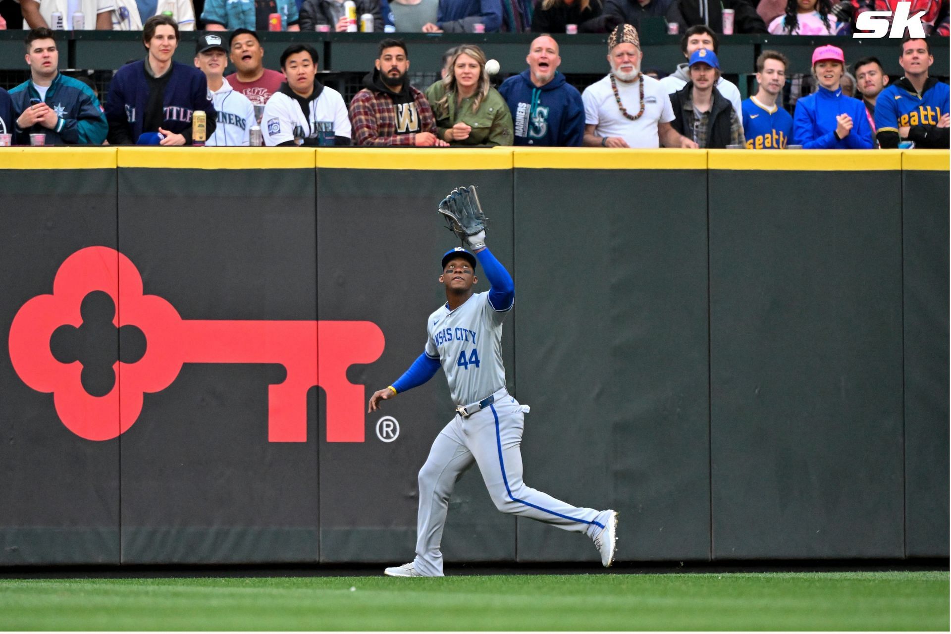 Mariners fan catches two consecutive foul balls