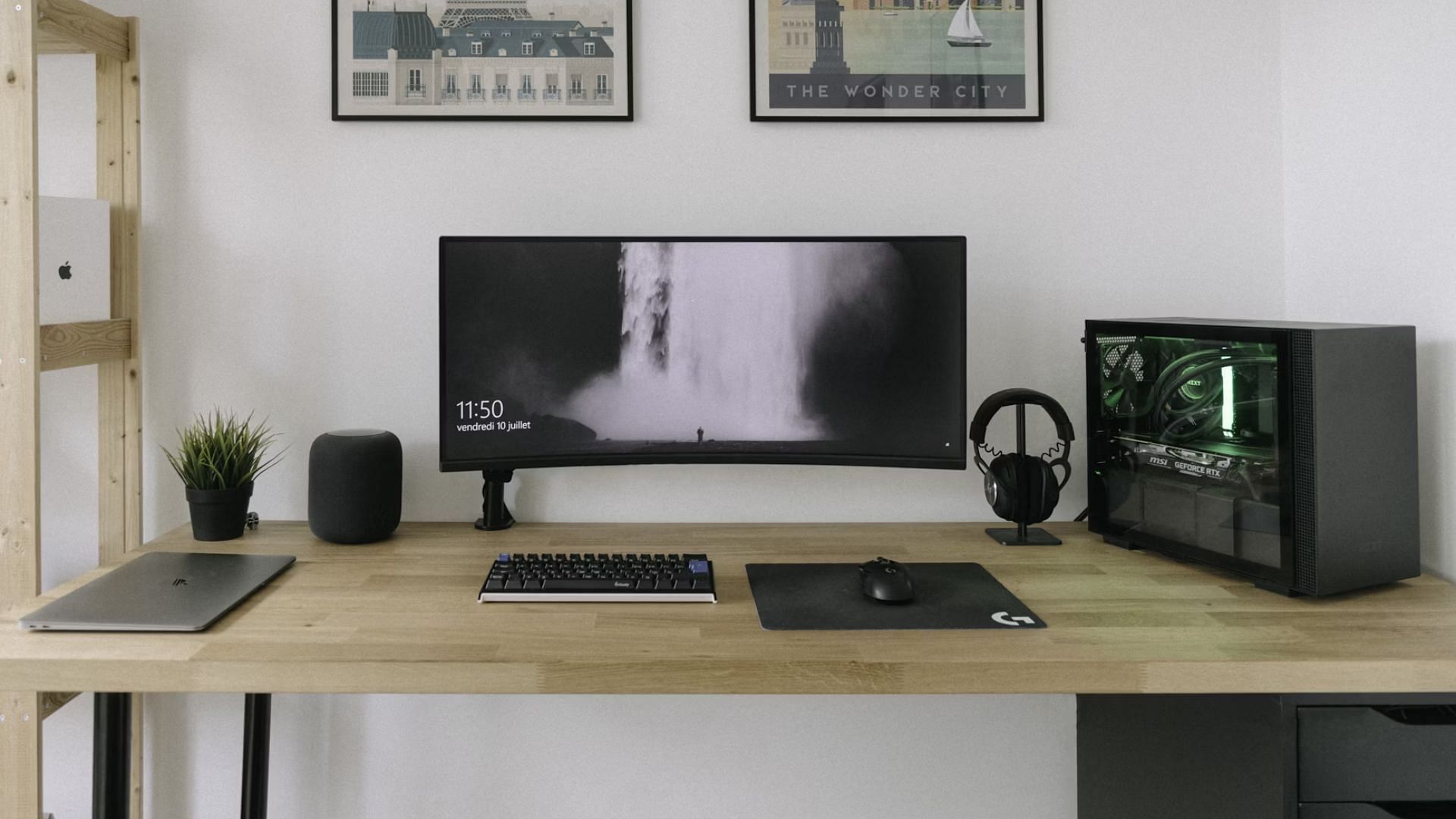 A gaming desk should easily accommodate your accessories (Image via Unsplash/Howard Bouchevereau)