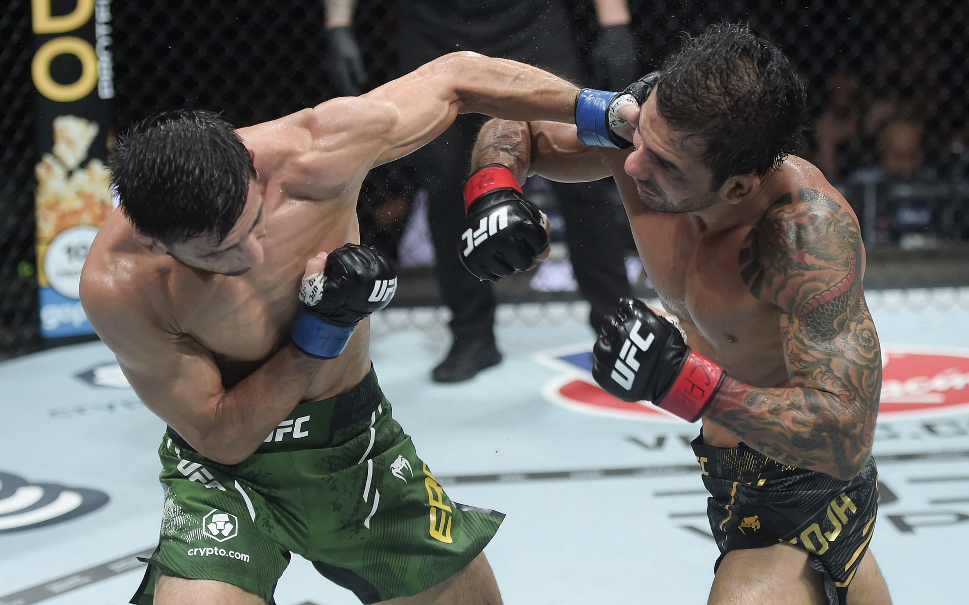 Alexandre Pantoja held onto his UFC flyweight title in a war last night