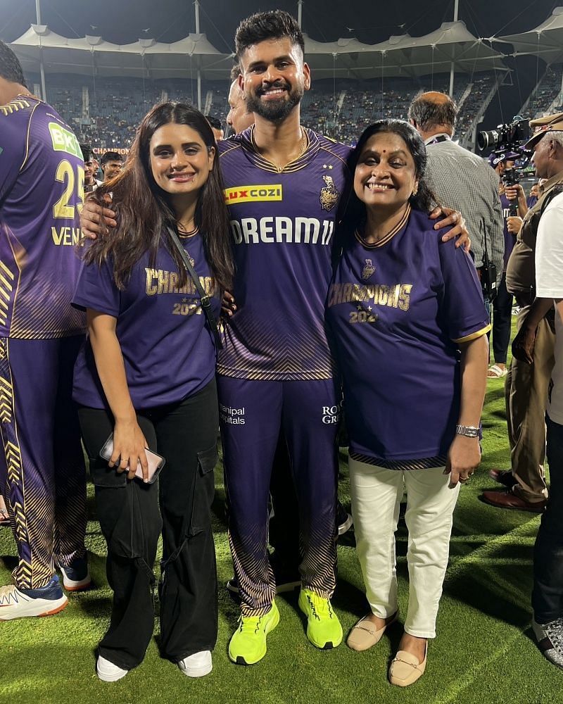 Kolkata Knight Riders captain Shreyas Iyer poses with his family. (Image Credit: Shreyas Iyer/ X)