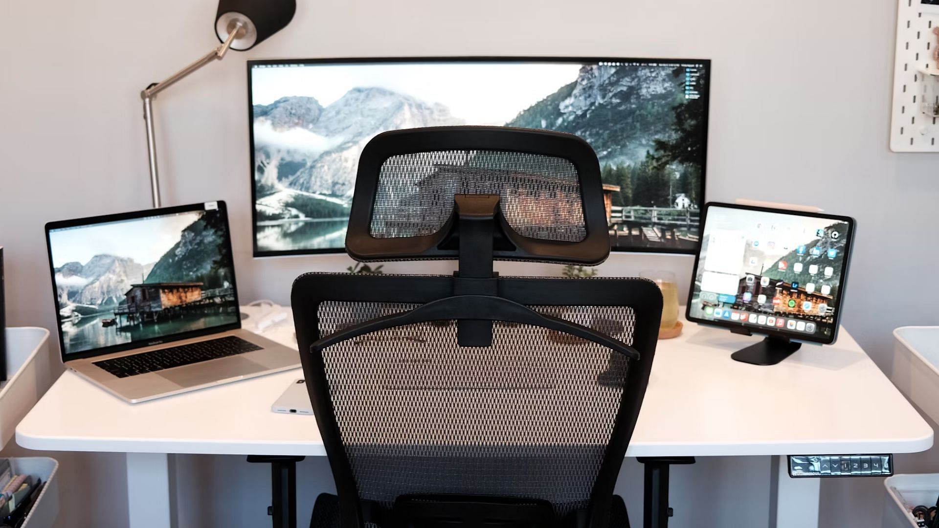 How do you select a gaming desk size? (Image via Unsplash/Trinity Nguyen)