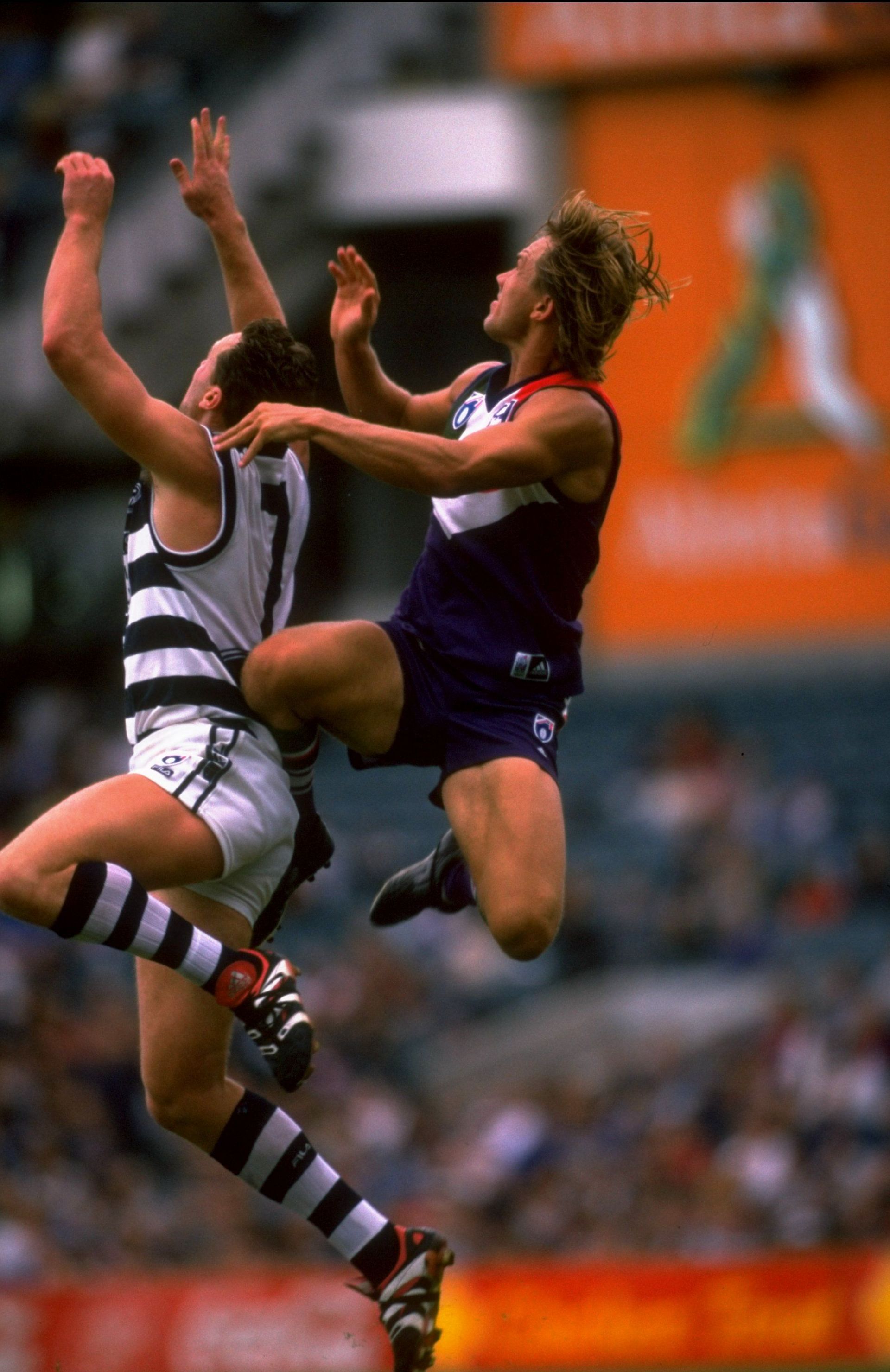 9 May 1999: Tony Modra of Fremantle challenges Ben Graham of Geelong