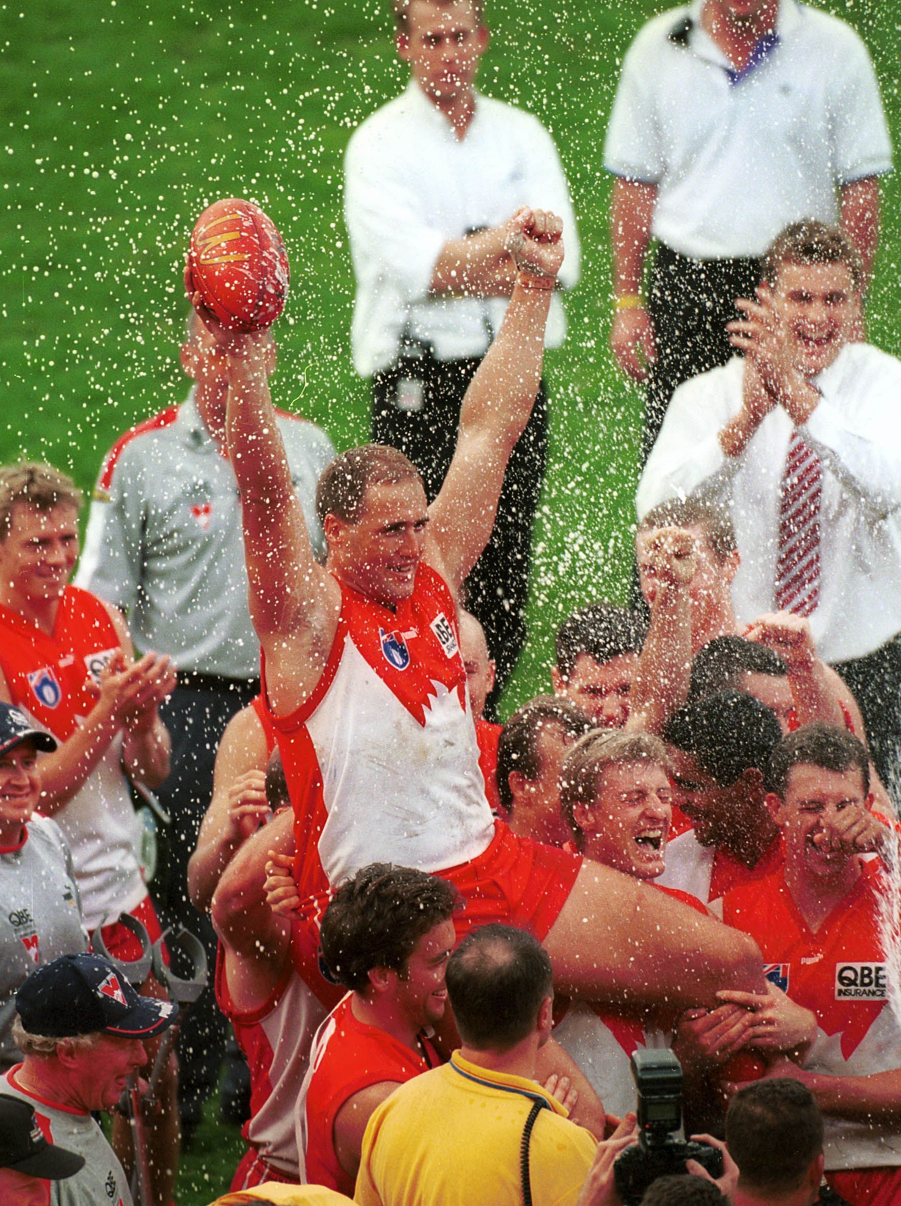 Tony Lockett of &lt;a href=&#039;https://www.sportskeeda.com/afl/sydney-swans&#039; target=&#039;_blank&#039; rel=&#039;noopener noreferrer&#039;&gt;Sydney Swans&lt;/a&gt; celebrates with his teammates after kicking his 1300th goal