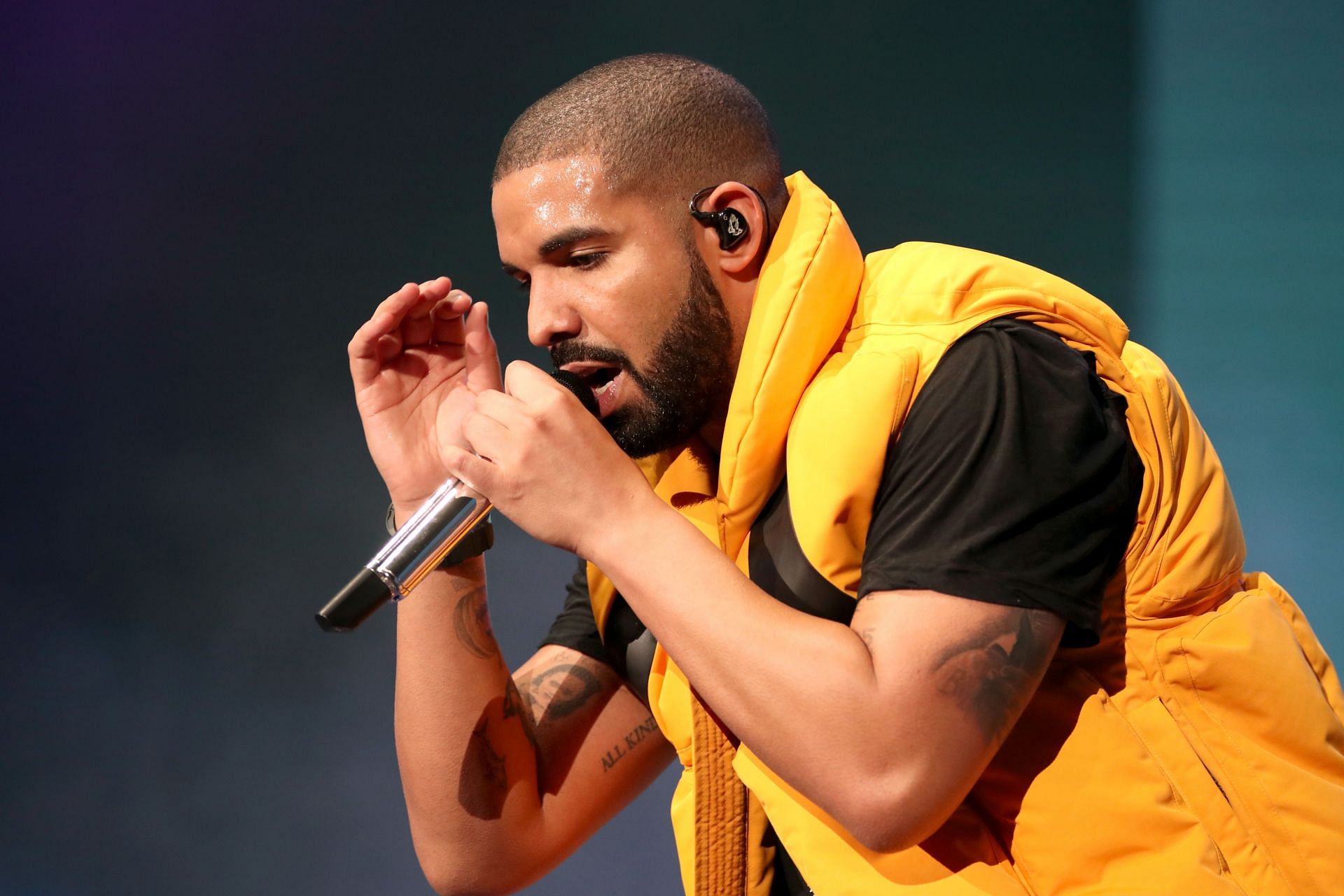 Drake possesses the iconic ring of 2Pac (Image via Getty)