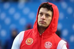 “I saw 40,000 middle fingers on the way”: Patrick Mahomes relives being villainized, pelted with snowballs at showdown vs AFC nemesis