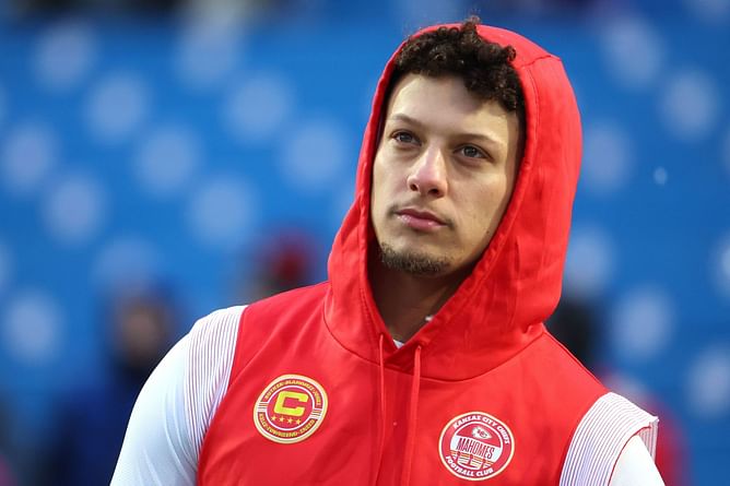 “I saw 40,000 middle fingers on the way”: Patrick Mahomes relives being villainized, pelted with snowballs at showdown vs AFC nemesis