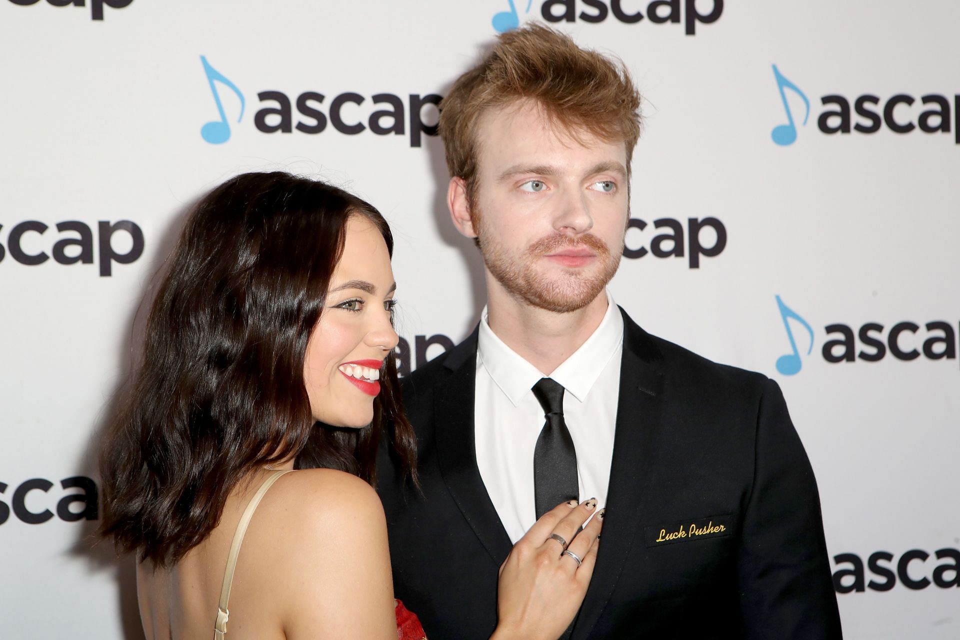 Finneas O&#039;Connell with girlfriend, Claudia Sulewski at The ASCAP 2019 Pop Music Awards (Image via Getty/Ari Perilstein)