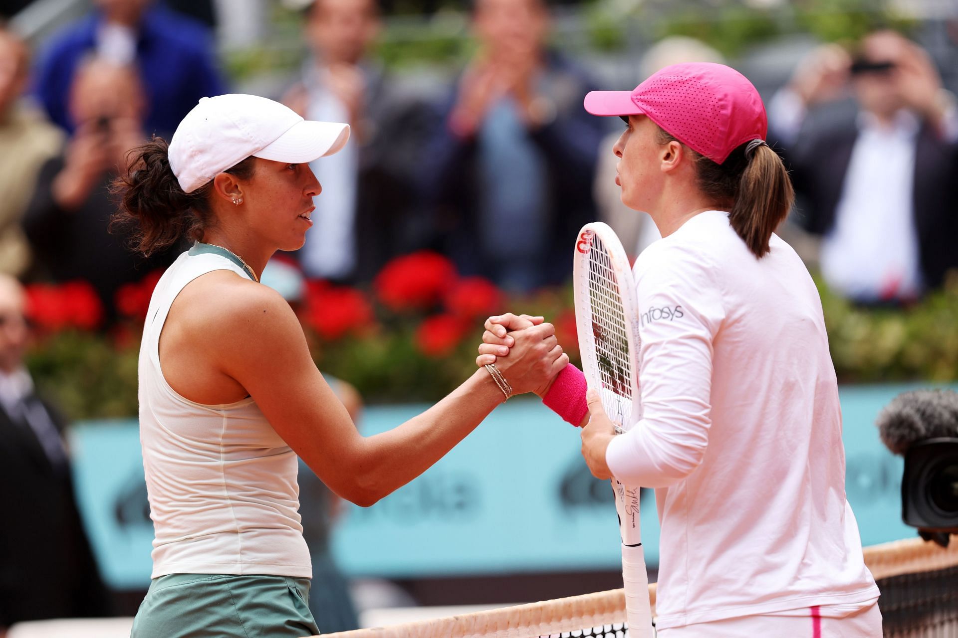 Madison Keys (L) and Iga Swiatek at the 2024 Madrid Open after their semifinal match