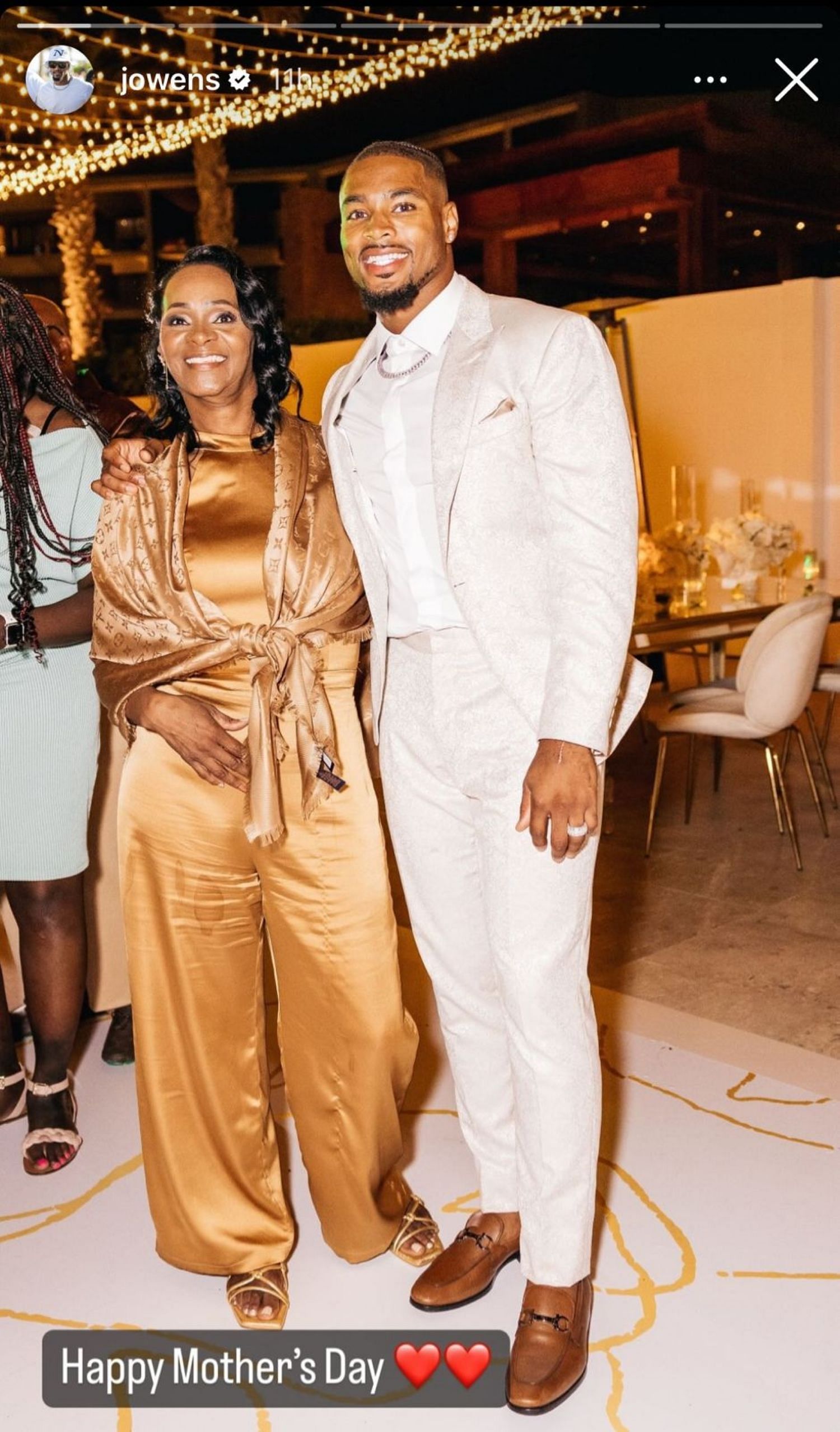 Jonathan Owens with his mom on his wedding day