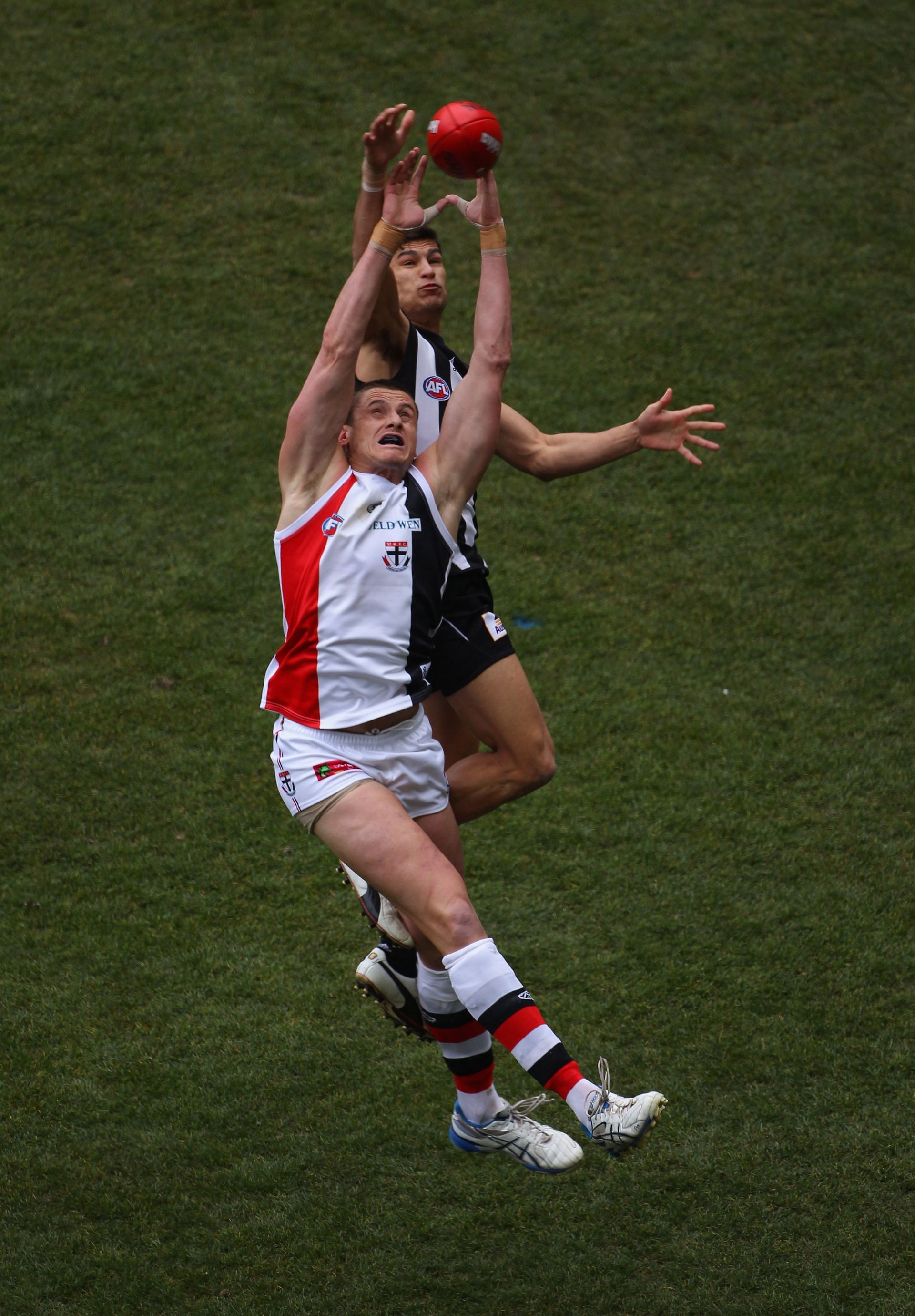 Michael Gardiner of the Saints gets the ball ahead of Sharrod Wellingham of the Magpies