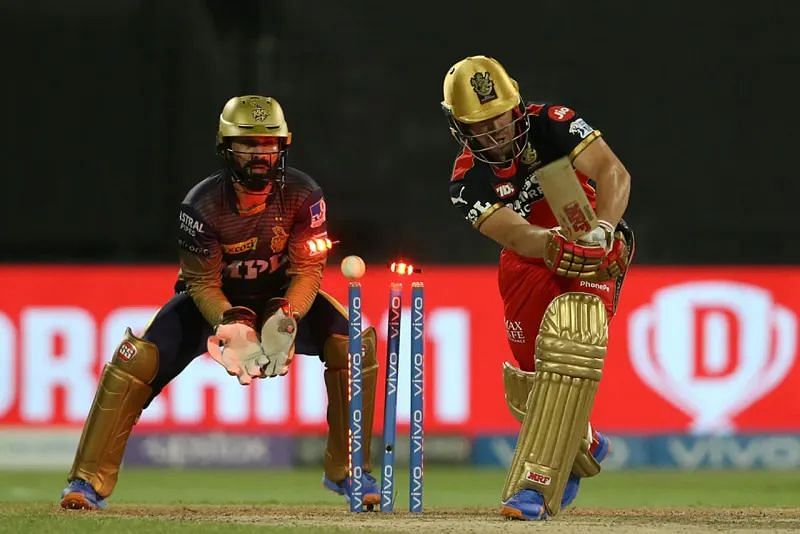 AB de Villers gets bowled off Sunil Narine's bowling. (Image Courtesy: iplt20.com)