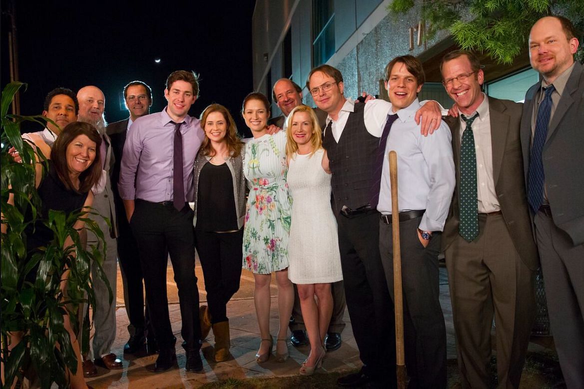 A BTS photo of the original US cast (Image via NBC)