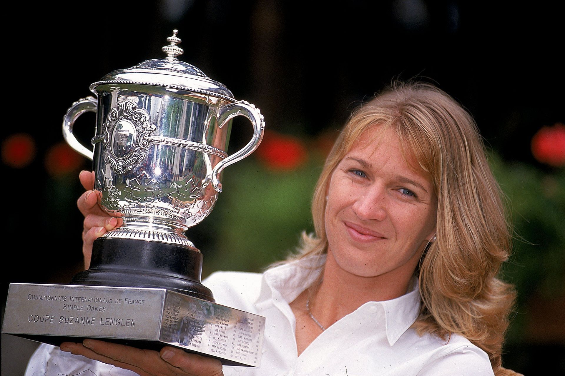 Steffi Graf with the 1999 French Open trophy