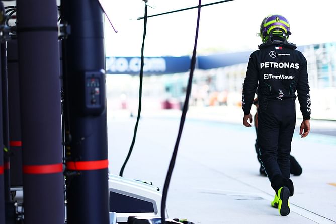 “Karma for that turn 1 incident”; “I'm sure Lewis Hamilton is fuming now over 1 point” - F1 fans react to Mercedes star’s penalty