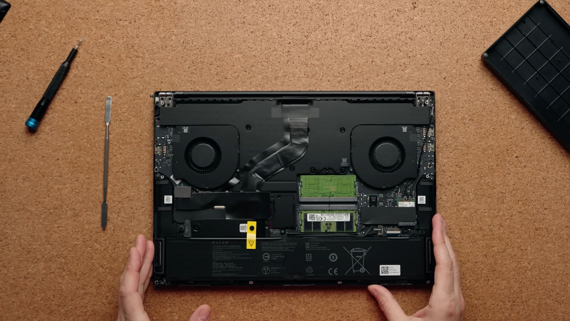 Razer Blade 16&#039;s internals (Image via Matthew Moniz/YouTube)