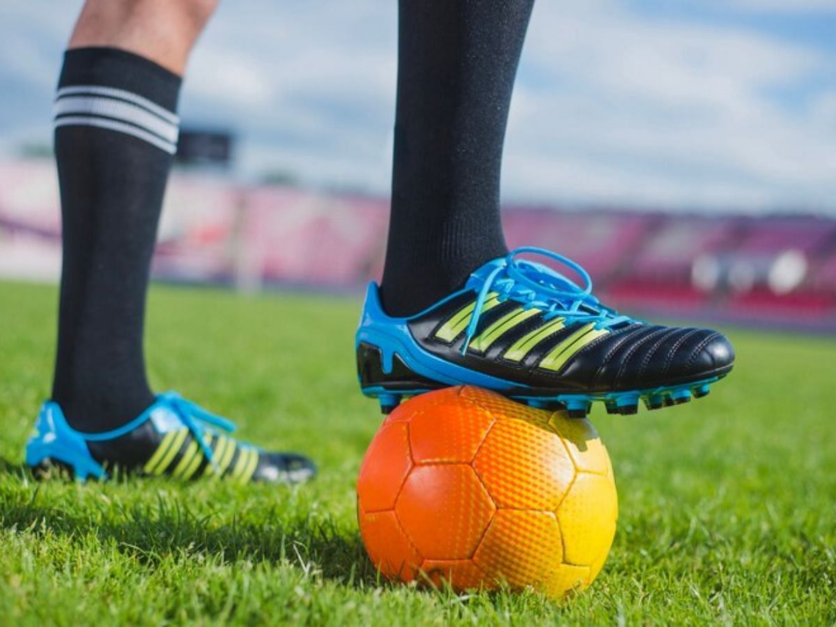 Soccer Cleats vs Baseball shoes (Image via Freepik)