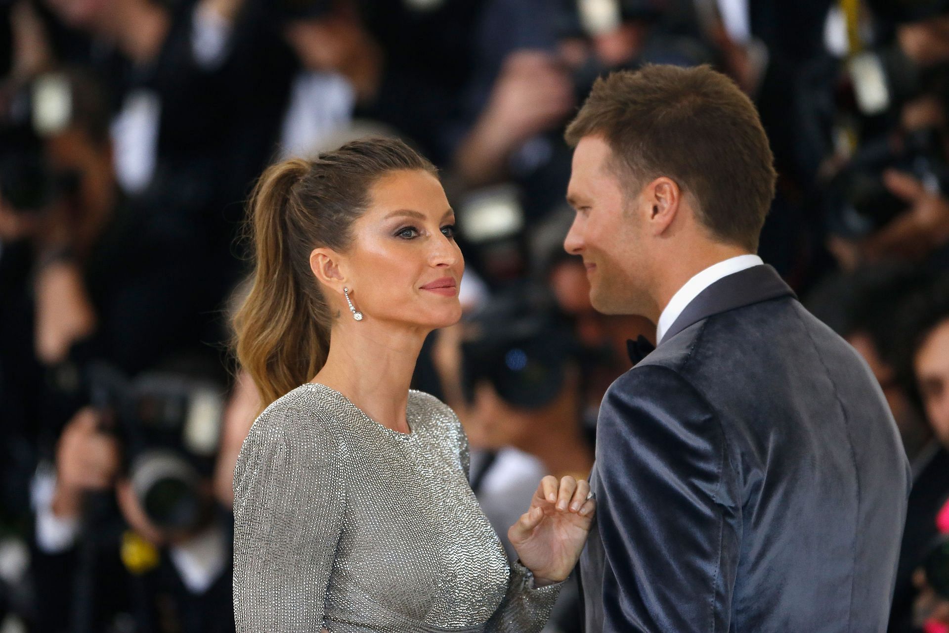 Tom Brady and Gisele B&uuml;ndchen at the &quot;Rei Kawakubo/Comme des Garcons: Art Of The In-Between&quot; Costume Institute Gala - Outside Arrivals (Image via Getty Images)