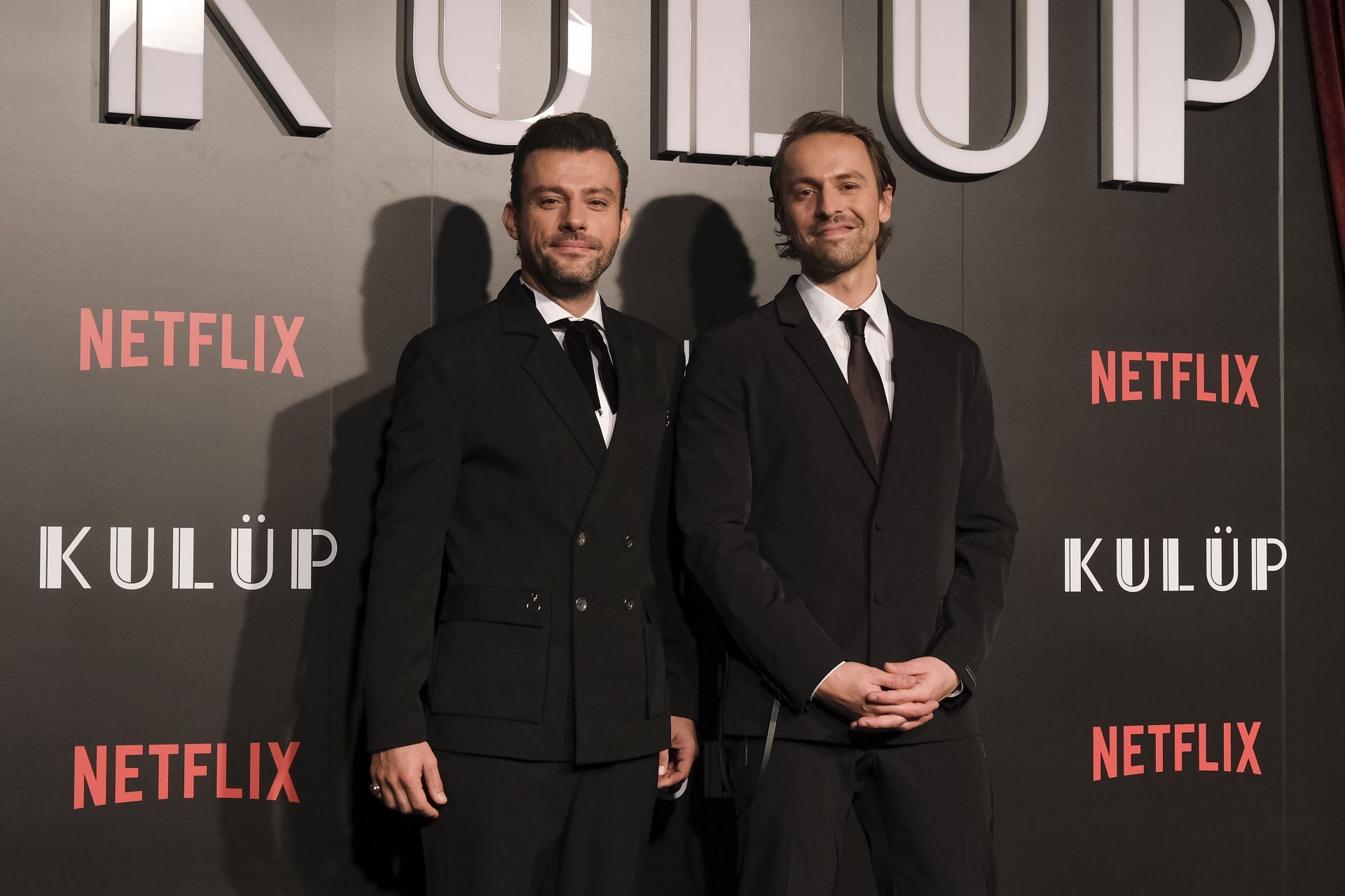 Metin Akd&uuml;lger (right) at the &quot;Kulup&quot; Netflix Premiere (Image via Getty/Ferda Demir)