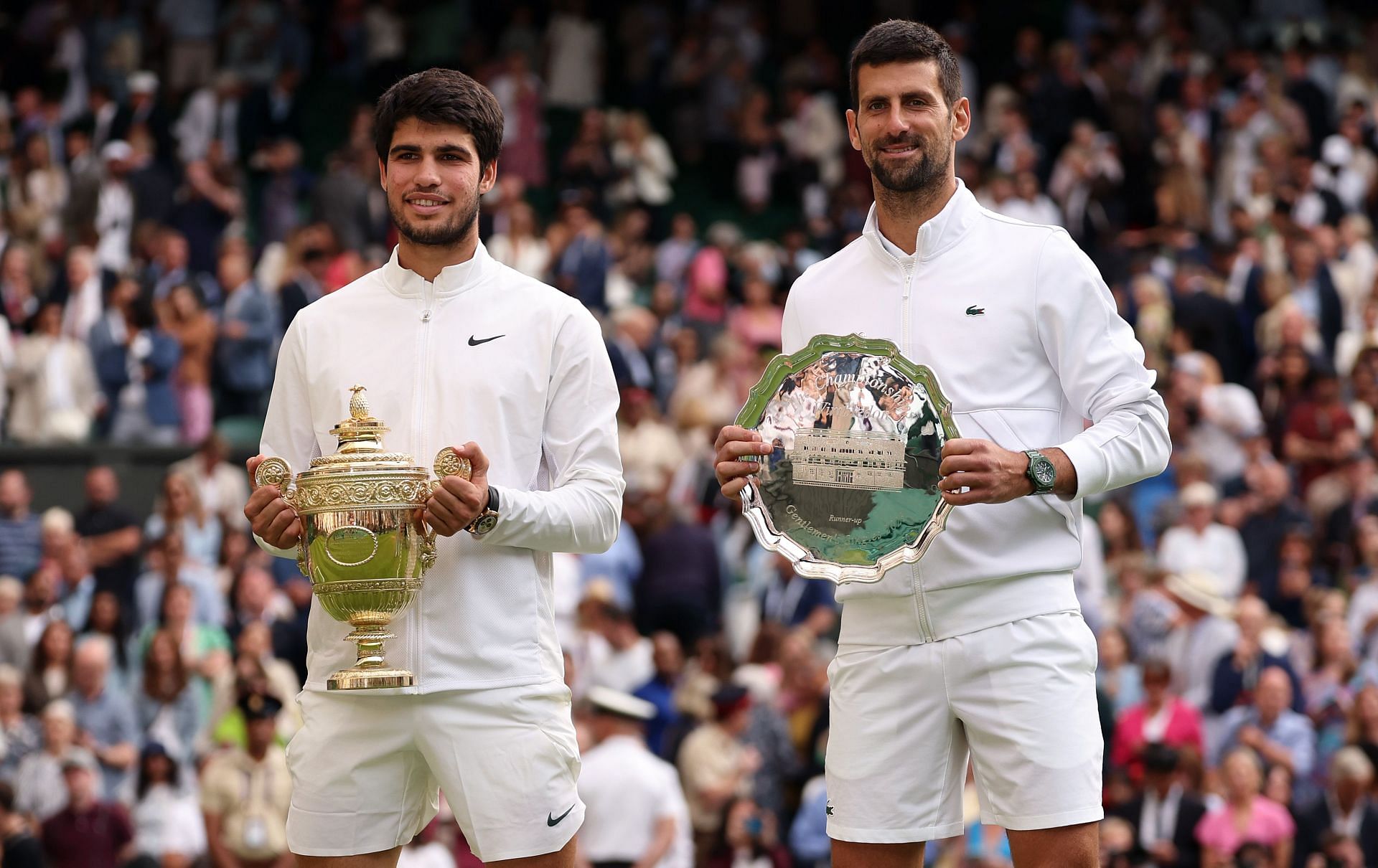 Carlos Alcaraz (L) beat Novak Djokovic in the 2023 Wimbledon final (Image Source: Getty)