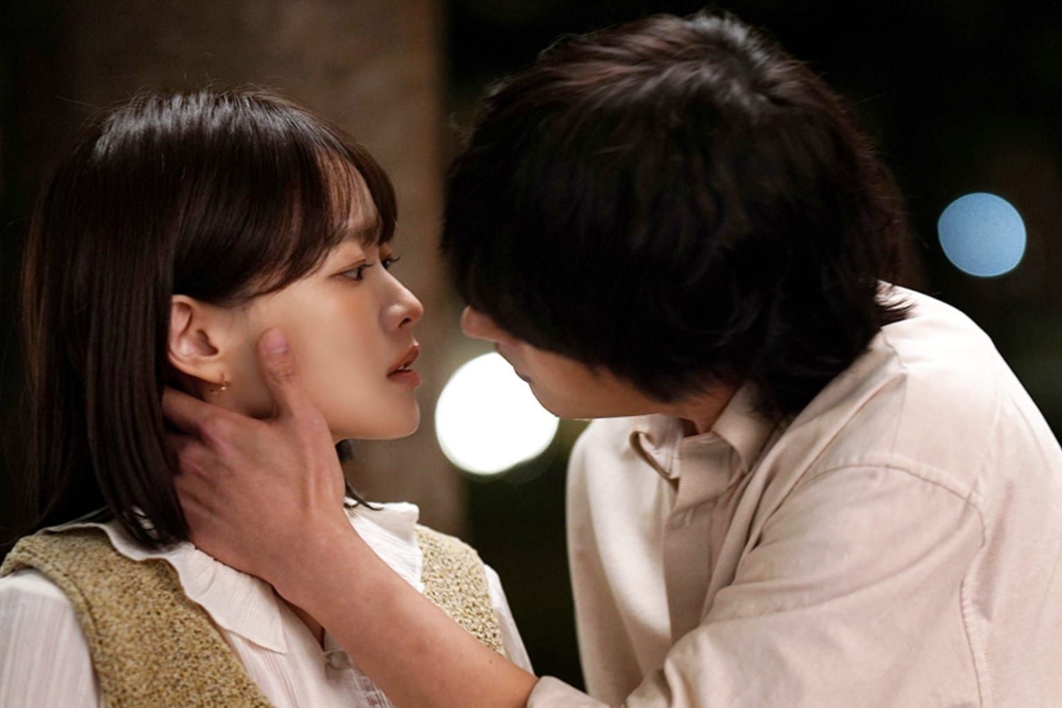 Gwi-ju and Da-hae share a kiss (Image via @jtbcdrama/Instagram)