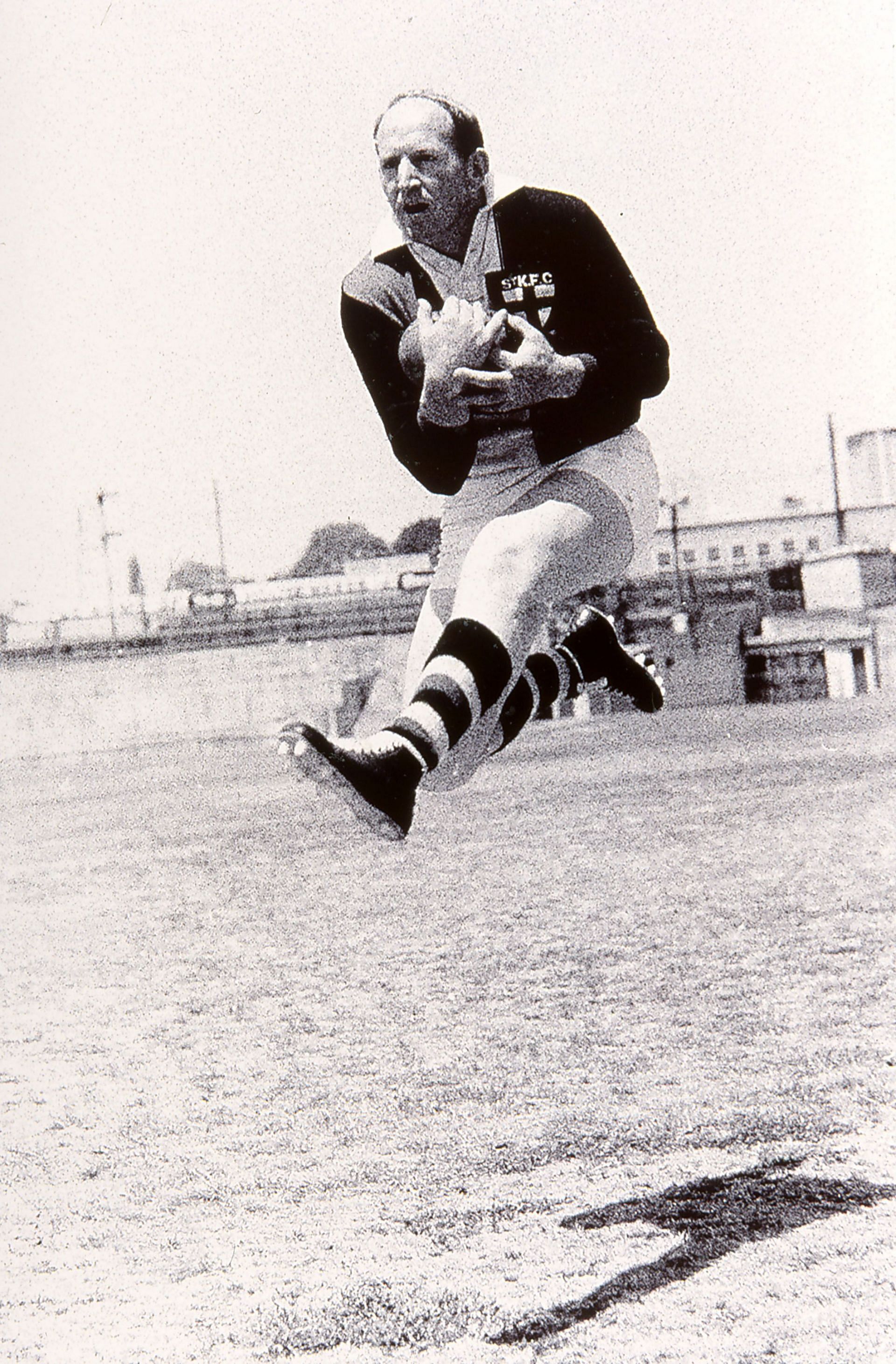 Darrel Baldock of the St Kilda Saints takes a mark