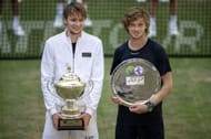 Alexander Bublik and Andrey Rublev with the 2023 Halle trophies.