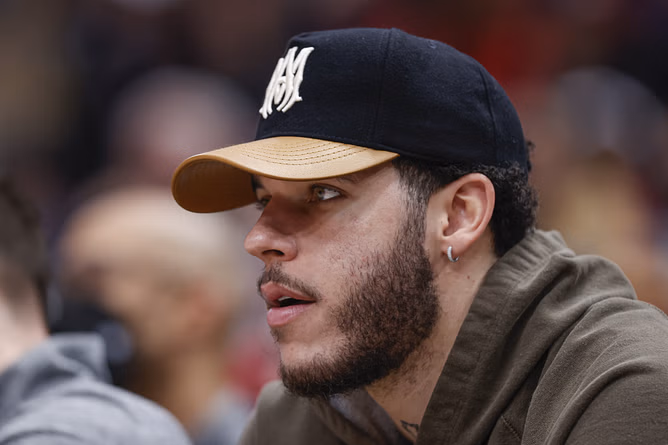“My girl pulled up, priorities”- Lonzo Ball hilariously blames girlfriend for falling short of 20-win streak on NBA2K My Park