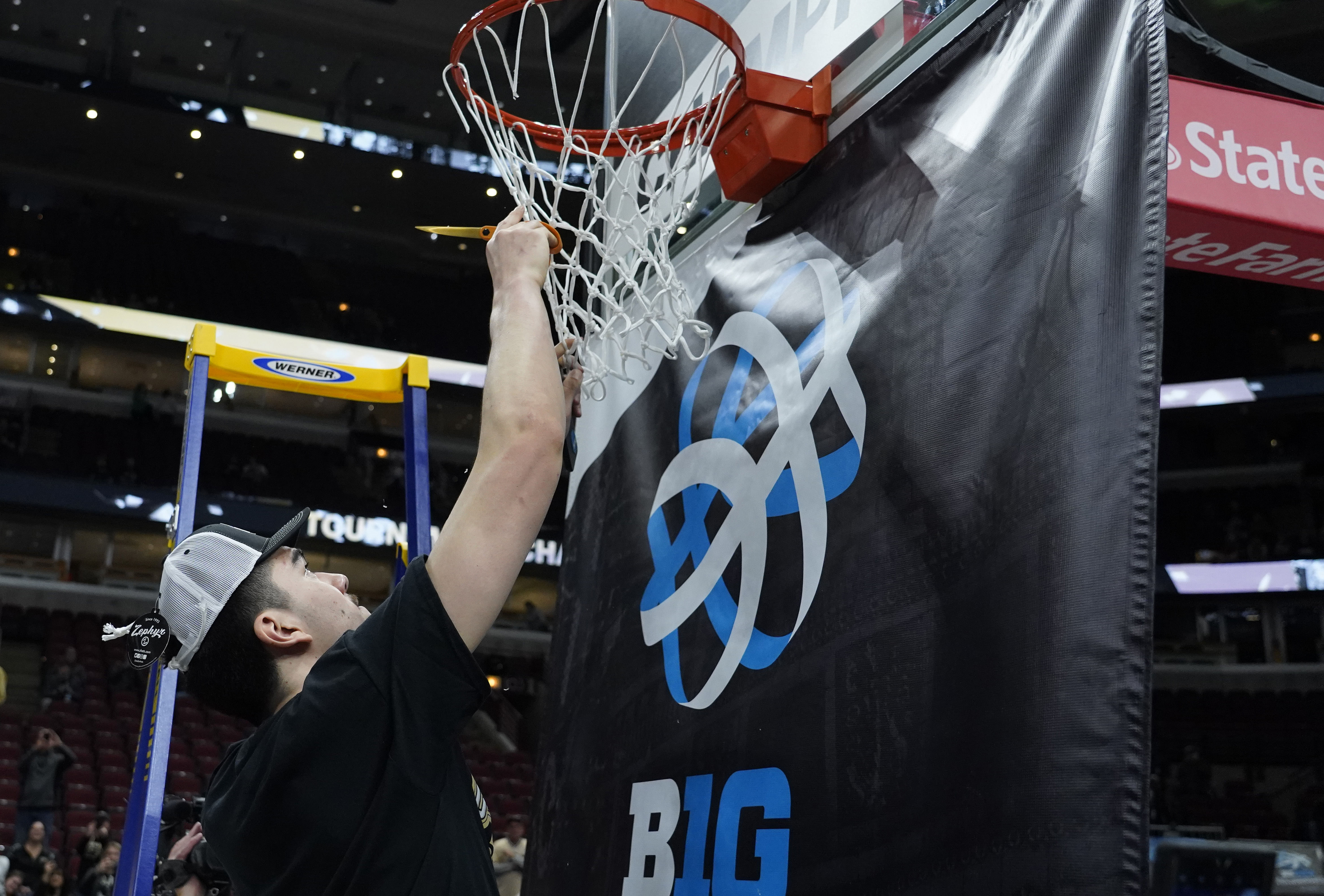 One college basketball legend, in Purdue&#039;s Zach Edey, with one net being trimmed... and zero ladders needed.