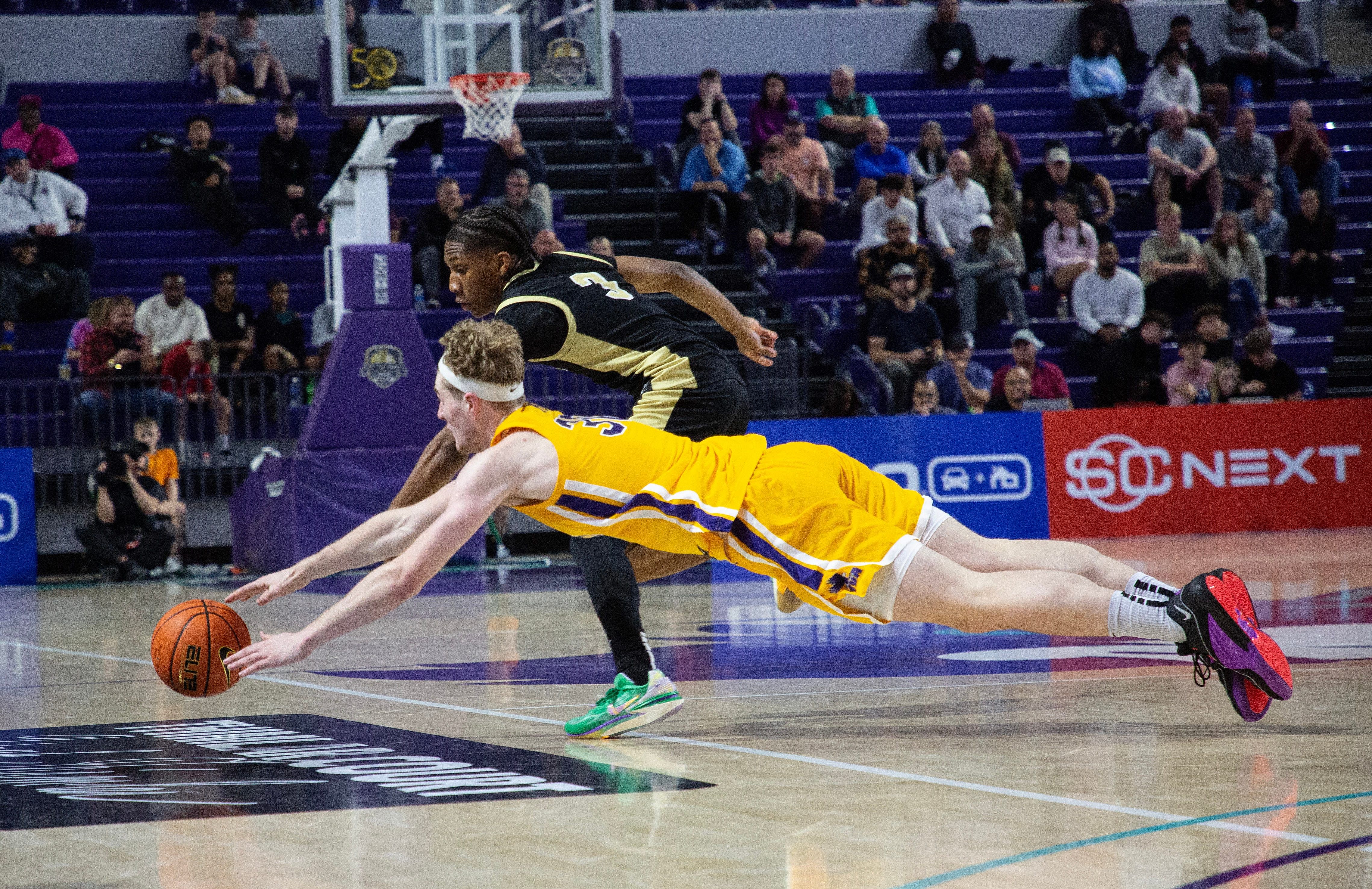 Montverde Academy F Liam McNeeley dives for a loose ball