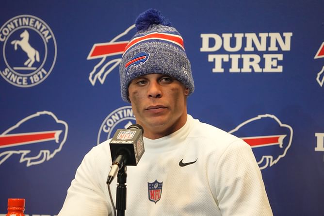 Dolphins safety Jordan Poyer has two Mercedes stolen from new Florida residence: Report