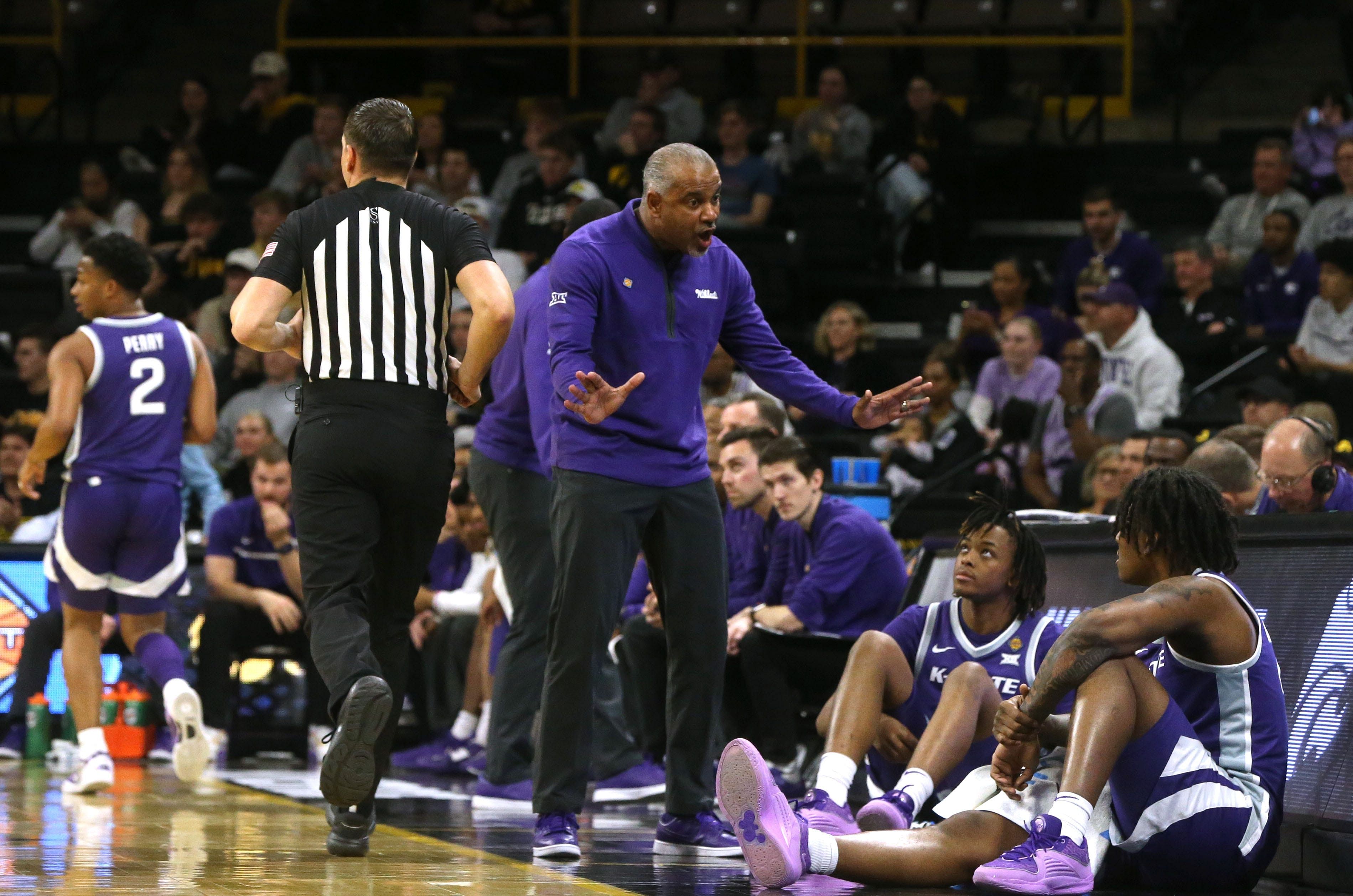Kansas State&#039;s coach Jerome Tang talks to his team (Credits: IMAGN)