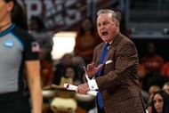 Texas Longhorns HC Vic Schaefer
