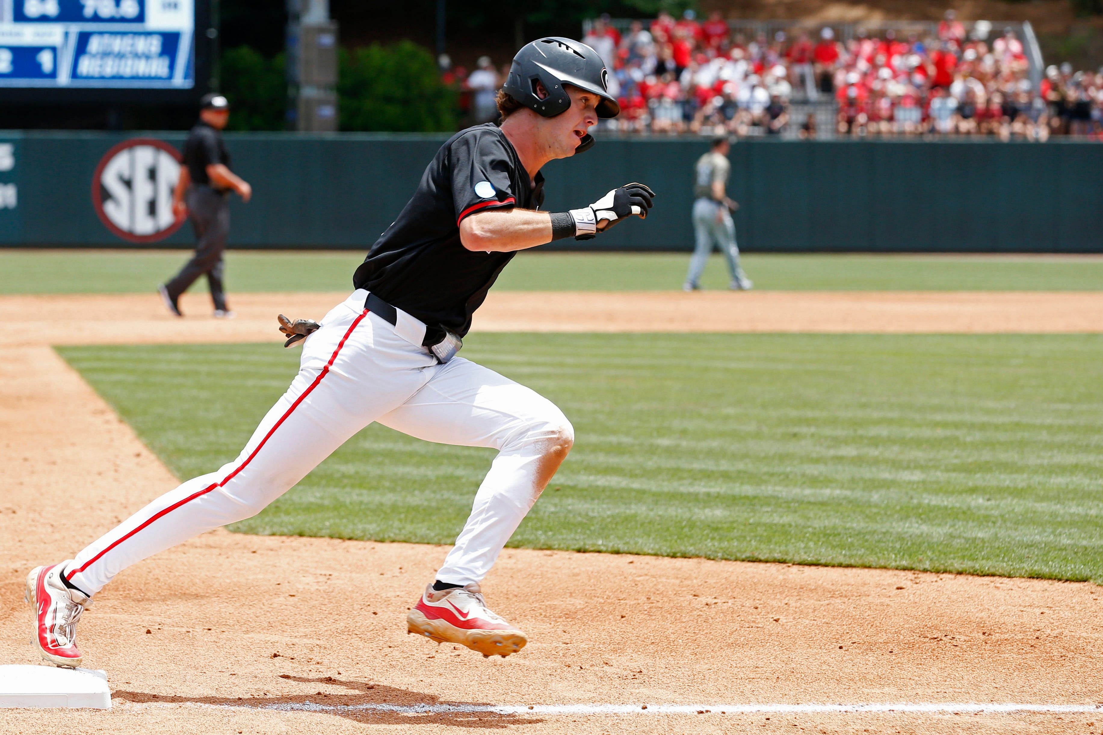 Charlie Condon scores a home run for Georgia.