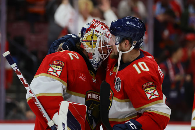 Watch: Heated Florida Panthers-Edmonton Oilers scrum breaks out as multiple players exchange blows after goalie collision