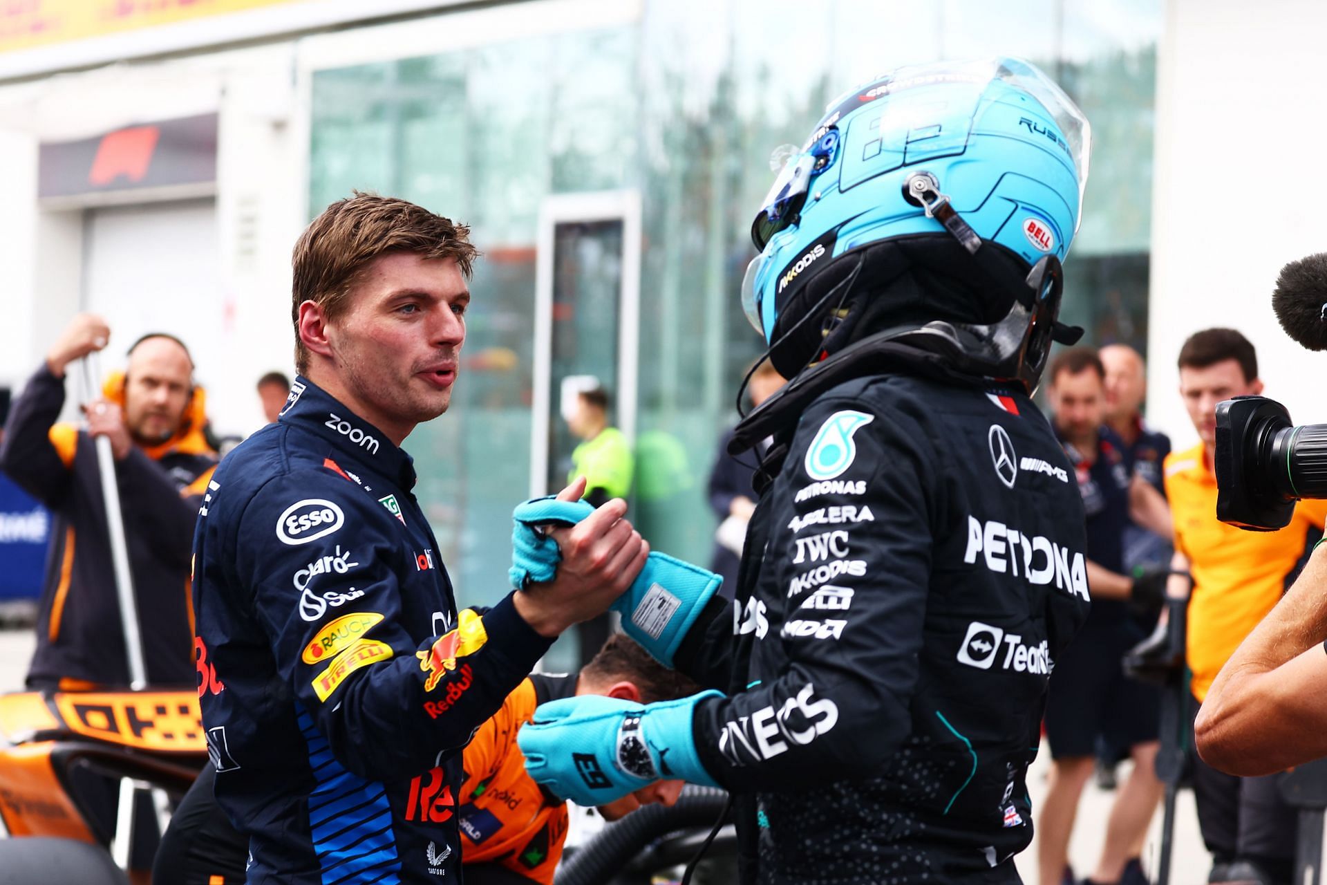 F1 Grand Prix of Canada - Qualifying MONTREAL, QUEBEC - JUNE 08: George Russell and Max Verstappen (Photo by Mark Thompson/Getty Images)