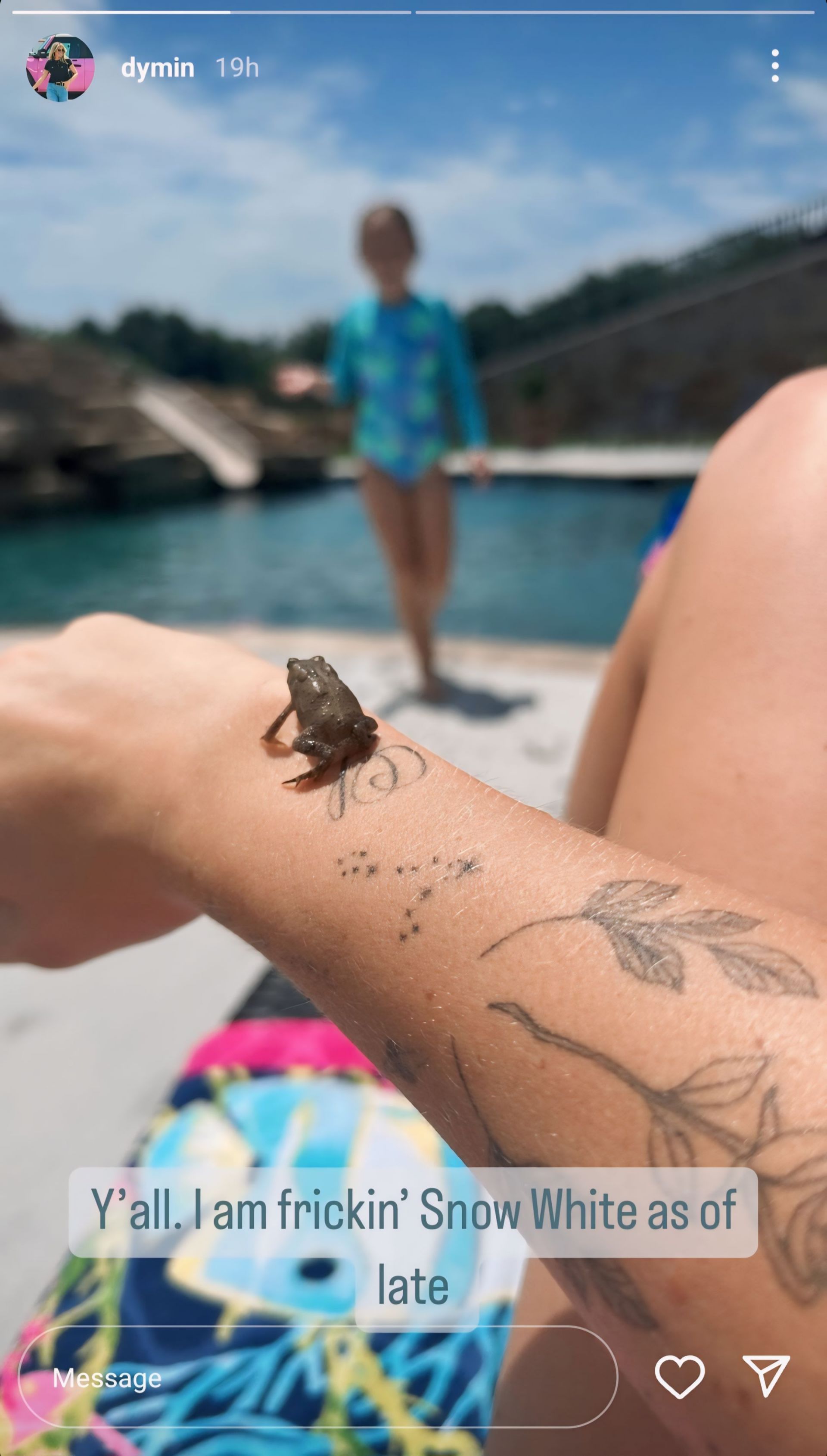 Dymin Lynn holding a frog - @dymin/ Instagram