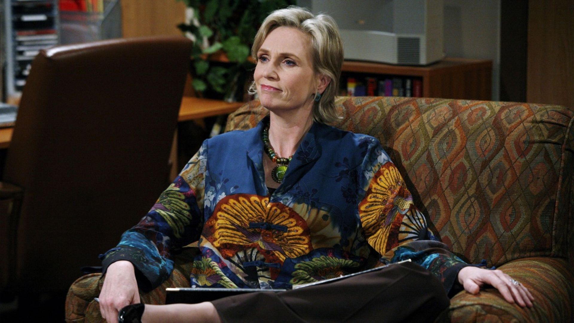 Jane Lynch as Dr. Linda Freeman (Image via Apple TV)