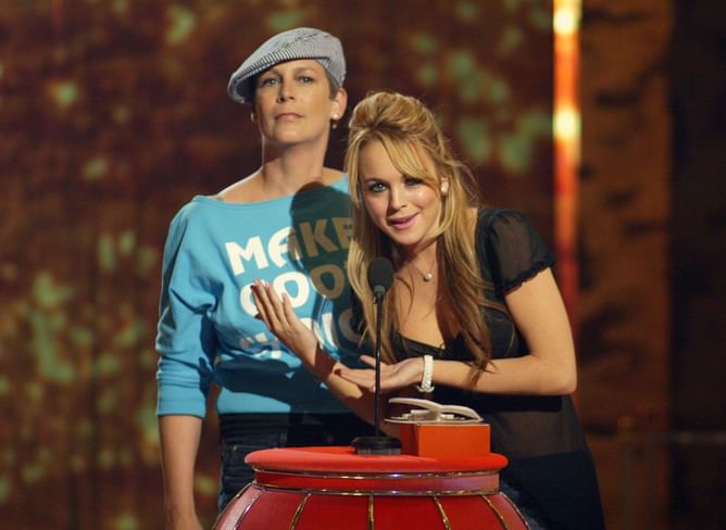 “THIS is what millennials want” — Freaky Friday fans in frenzy as Jamie Lee Curtis and Lindsay Lohan pose from the set of upcoming sequel