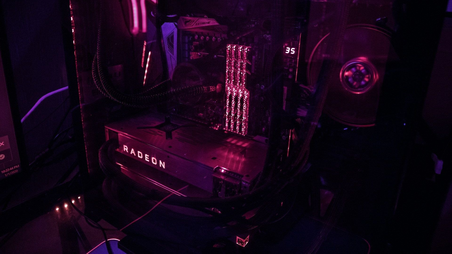 Picture of a PC build with AMD Radeon GPU 