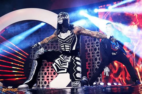 Penta El Zero Miedo accompanied by his manager Alex Abrahantes (Credit: AEW Official Website)