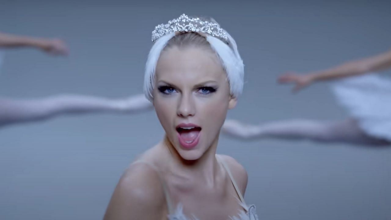 Taylor Swift in Shake It Off (Image via YouTube/ Shake It Off MV)